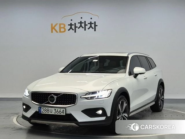 Volvo V60 Cross-Country 2nd Generation 2021 Белый из Кореи