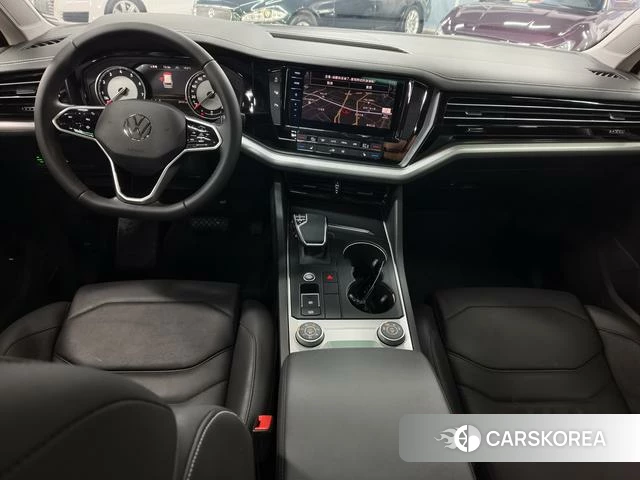 Volkswagen Touareg 2023 Темно-серый из Китая