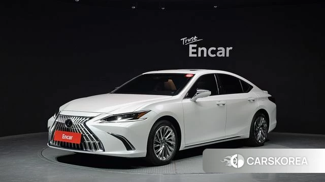 Lexus ES300h 7th generation 2025 Белый из Кореи