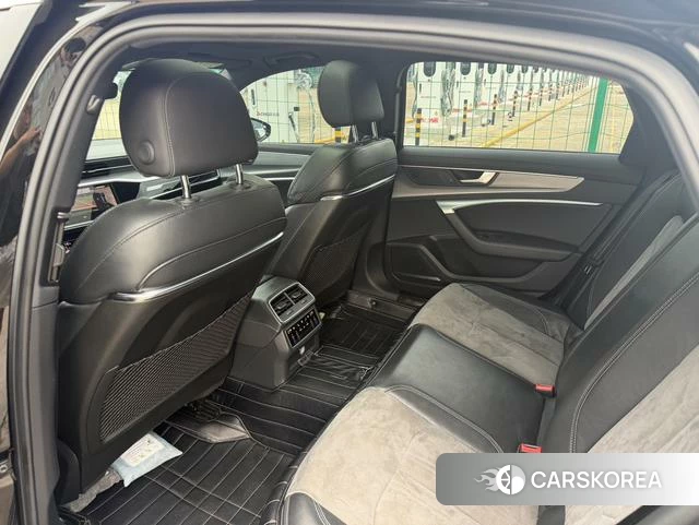 Audi A6L 2022 Черный из Китая