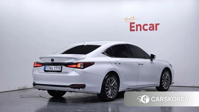 Lexus ES300h 7th generation 2025 Белый из Кореи
