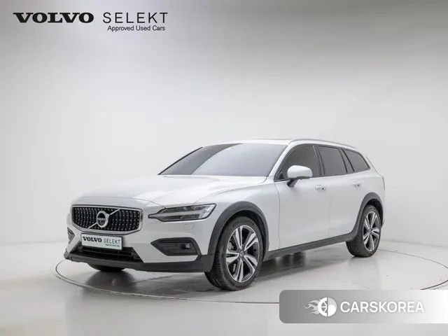 Volvo V60 Cross-Country 2nd Generation 2020 Белый из Кореи