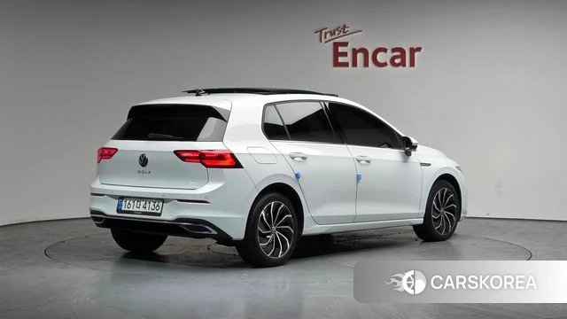 Volkswagen Golf 8th Generation 2023 Белый из Кореи