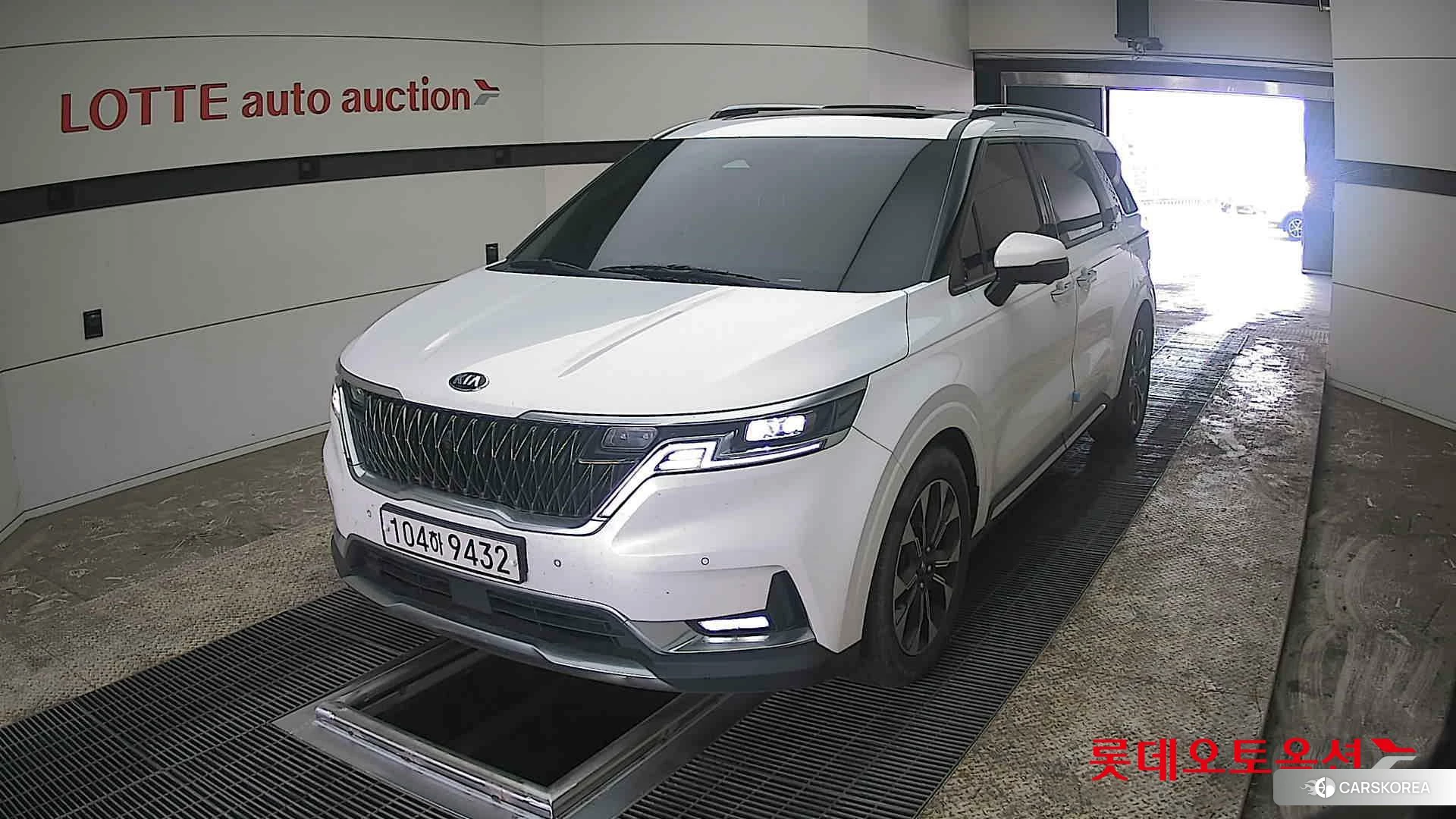 Kia Carnival 2021 Snow White Pearl (optional) из Кореи