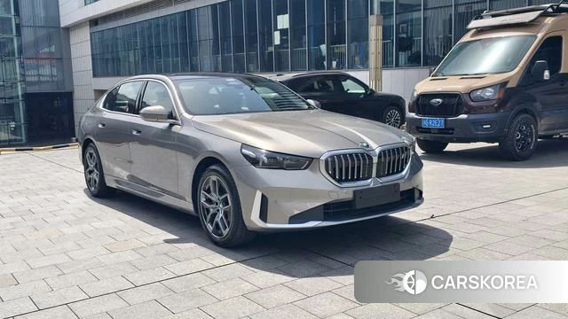 BMW i5 2025 Серебристо-серый из Китая