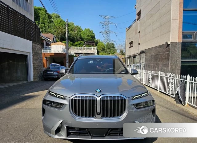 BMW X7 (G07) 2025 Серебристо-серый из Кореи