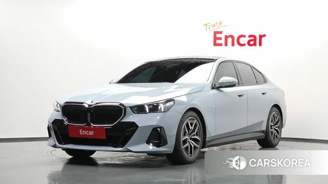 BMW 5 Series (G60) 2025 Светло-серебряный цвет из Кореи
