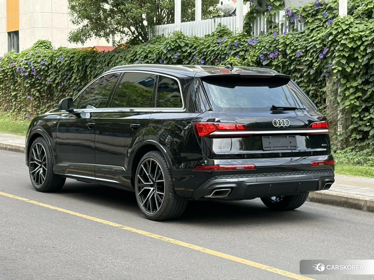 Audi Q7 2024 Черный из Китая