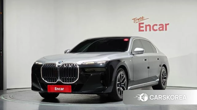 BMW 7 Series (G70) 2023 Серебряный двухцветный из Кореи