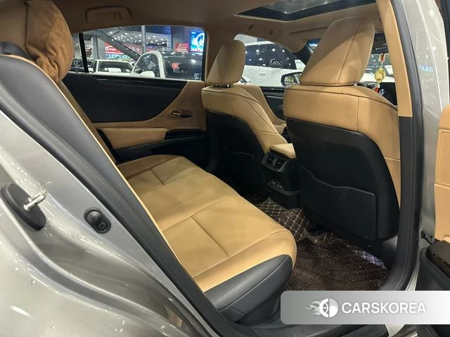 Lexus ES 2023 Шампань из Китая