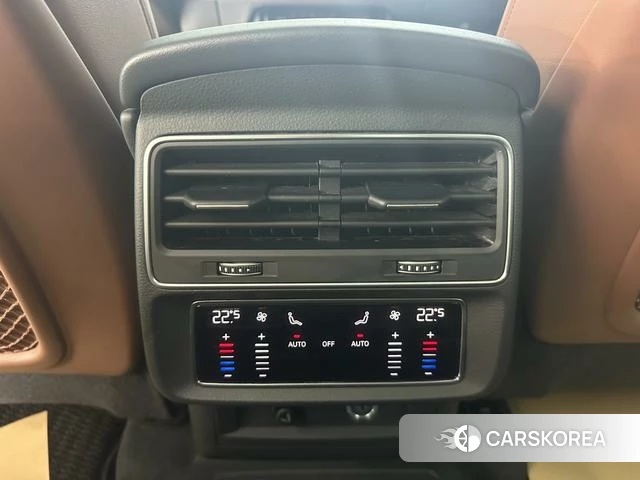 Audi Q7 2024 Черный из Китая