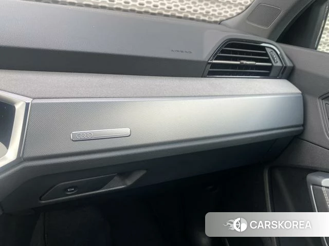 Audi Q3 2023 Темно-серый из Китая