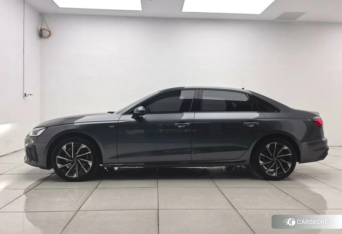 Audi A4L 2023 Темно-серый из Китая