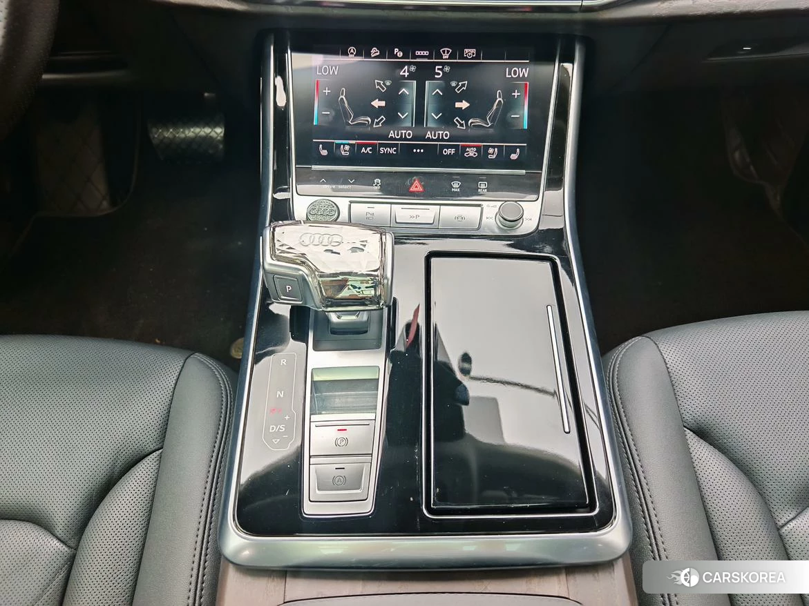 Audi Q8 2020 Черный из Китая