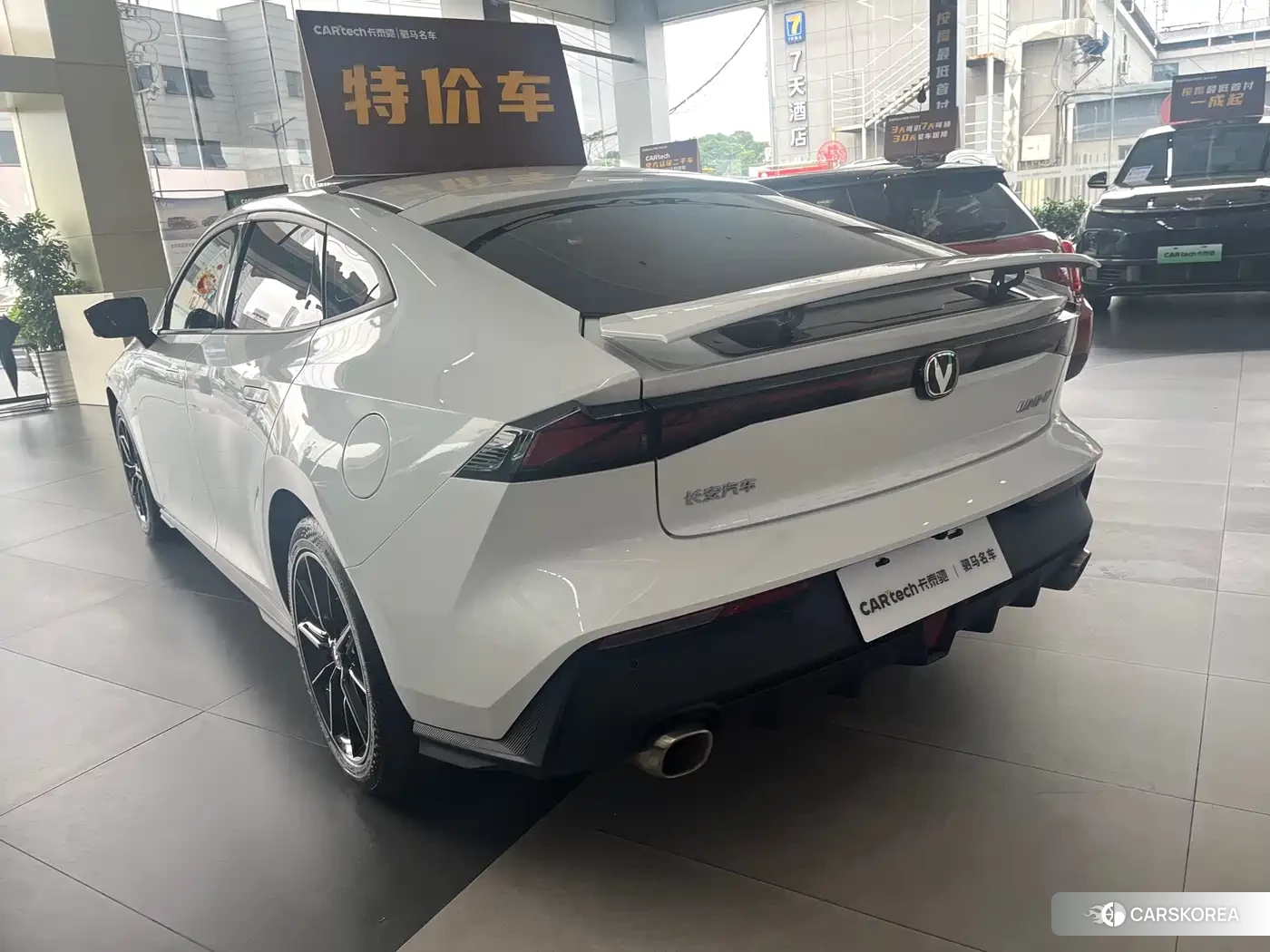 Chang'an UNI-V 2025 Белый из Китая