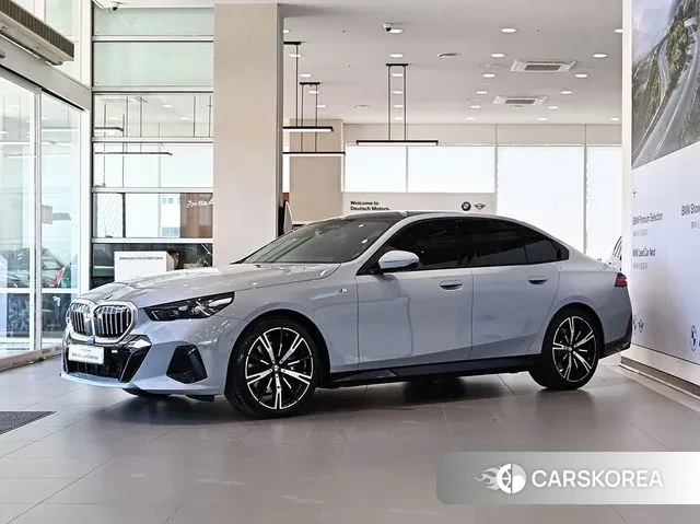 BMW 5 Series (G60) 2024 Светло-серебряный цвет из Кореи