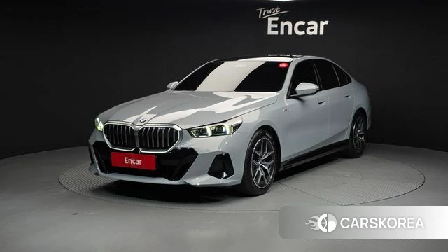 BMW 5 Series (G60) 2025 Светло-серебряный цвет из Кореи
