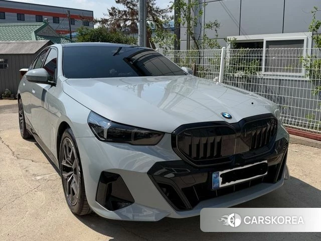 BMW 5 Series (G60) 2025 Серебристо-серый из Кореи