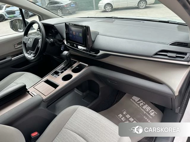 Toyota Saina 2023 Белый из Китая