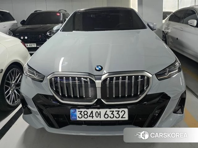 BMW 5 Series (G60) 2025 Серебристо-серый из Кореи