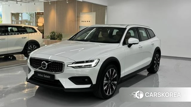 Volvo V60 Cross-Country 2nd Generation 2025 Белый из Кореи