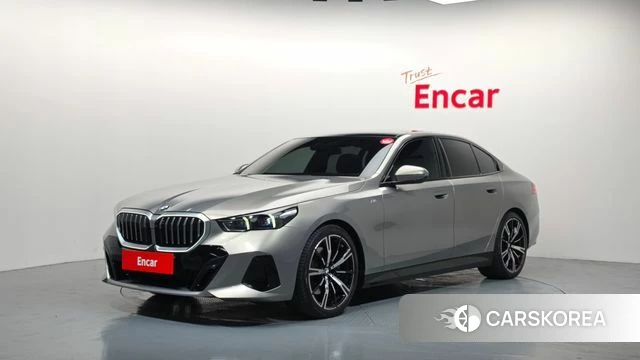 BMW 5 Series (G60) 2025 Светло-серебряный цвет из Кореи