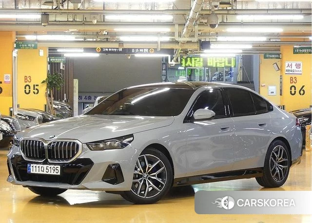 BMW 5 Series (G60) 2024 Серебристо-серый из Кореи