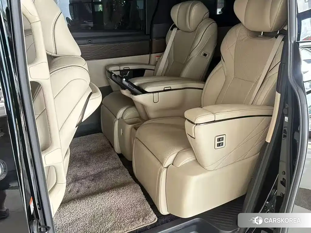 Toyota Elfa 2024 Черный из Китая