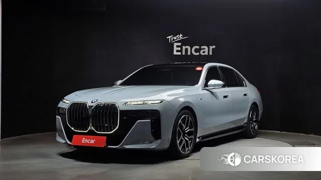 BMW 7 Series (G70) 2023 Светло-серебряный цвет из Кореи