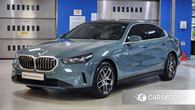 BMW 5 Series (G60) 2025 Синий нефрит из Кореи