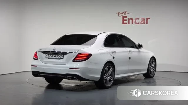 Mercedes-Benz E-Class W213 2019 Белый из Кореи