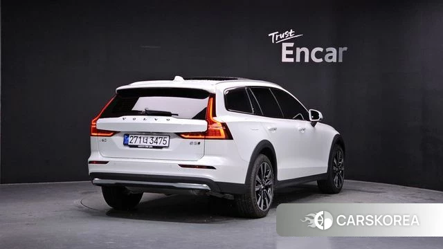 Volvo V60 Cross-Country 2nd Generation 2025 Белый из Кореи