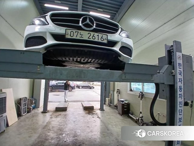 Mercedes-Benz C-Class W205 2018 Белый из Кореи