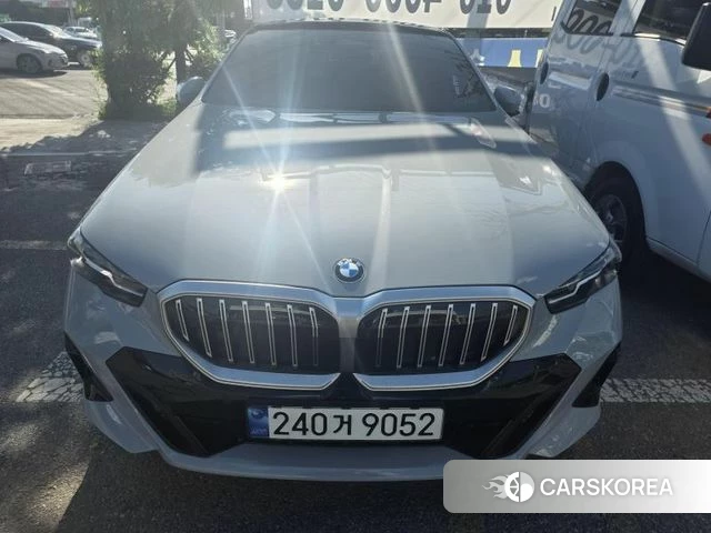 BMW 5 Series (G60) 2024 Серебристо-серый из Кореи