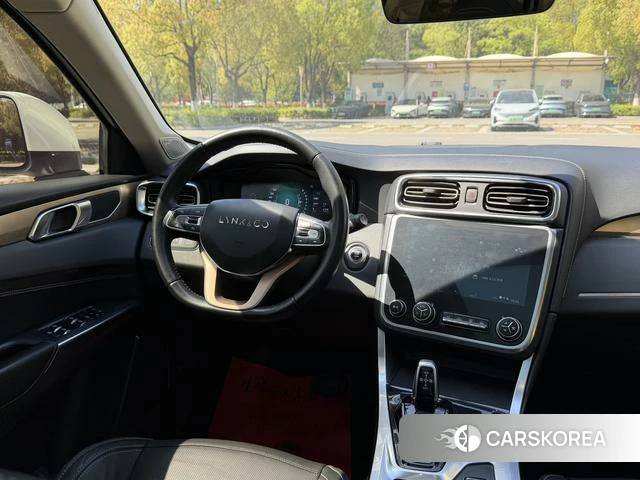 Lynk 01 2018 Белый из Китая