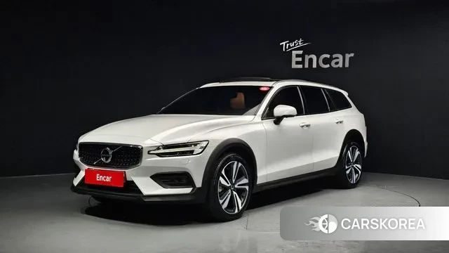 Volvo V60 Cross-Country 2nd Generation 2020 Белый из Кореи