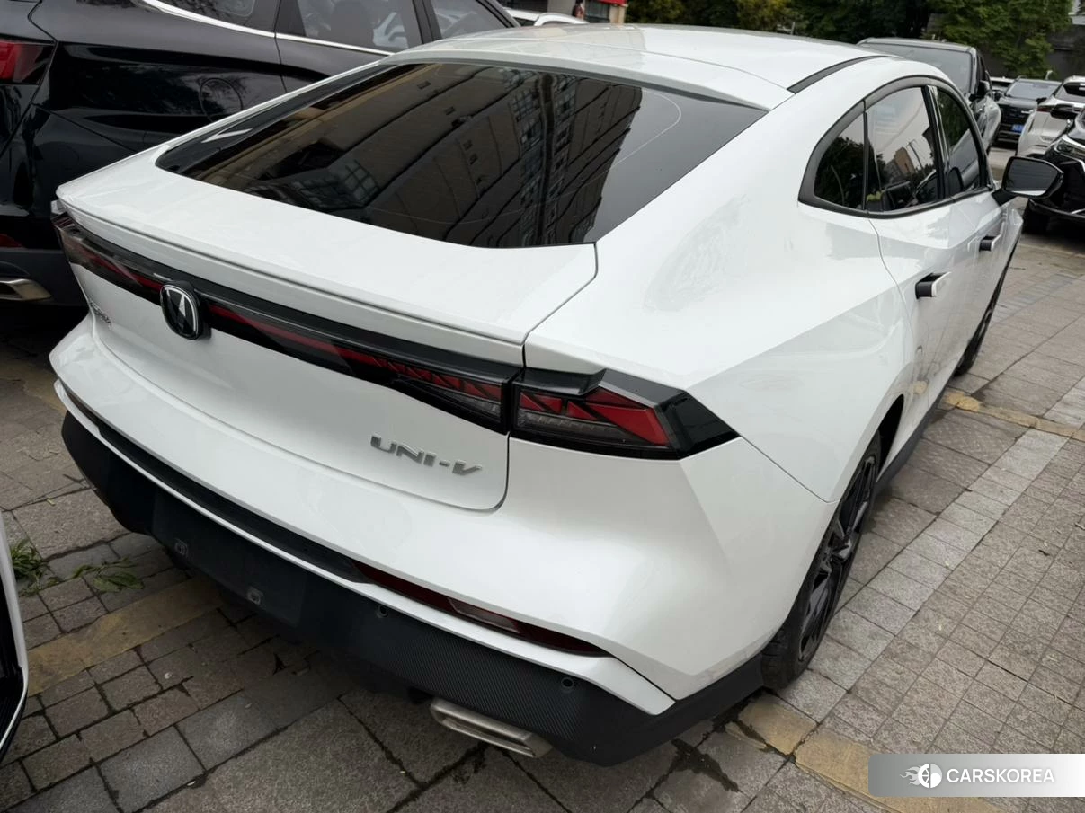 Chang'an UNI-V 2024 Белый из Китая