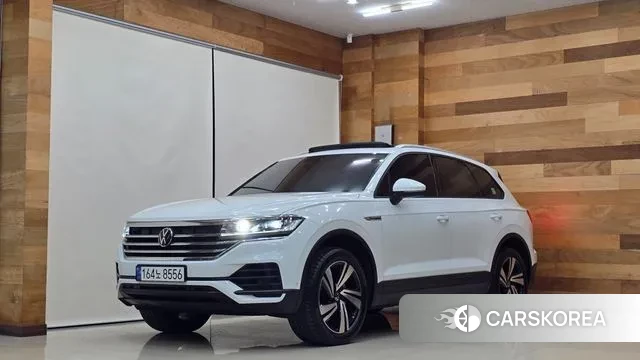 Volkswagen Touareg 3rd generation 2020 Белый из Кореи