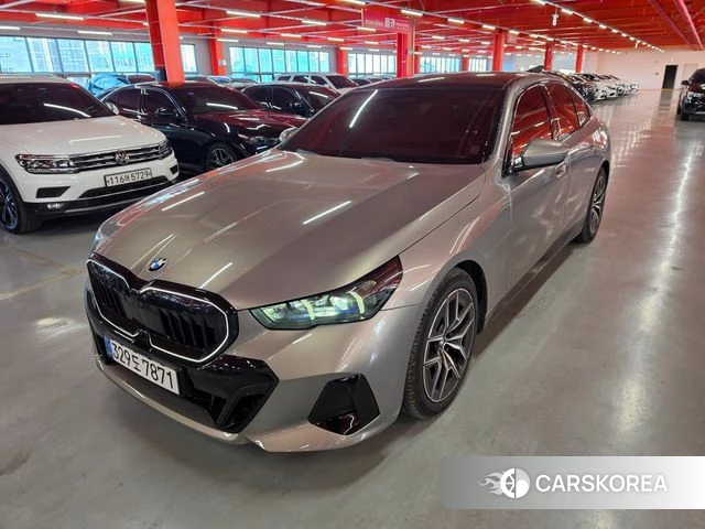 BMW 5 Series (G60) 2025 Песочный из Кореи