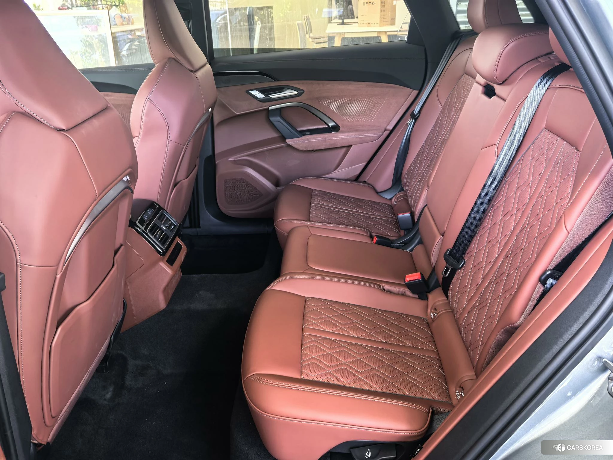 Audi Q5L 2026 Серебристо-серый из Китая