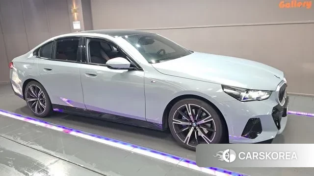 BMW 5 Series (G60) 2024 Цвет галактики из Кореи