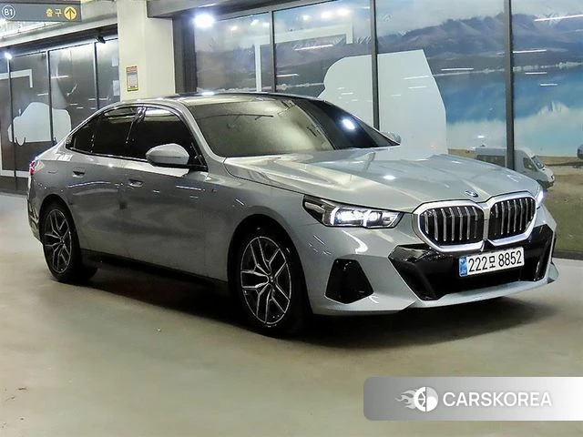 BMW 5 Series (G60) 2025 Светло-серебряный цвет из Кореи