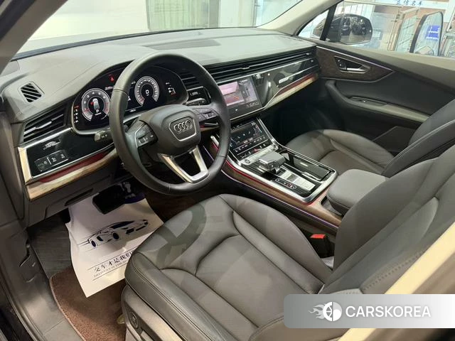 Audi Q7 2024 Черный из Китая
