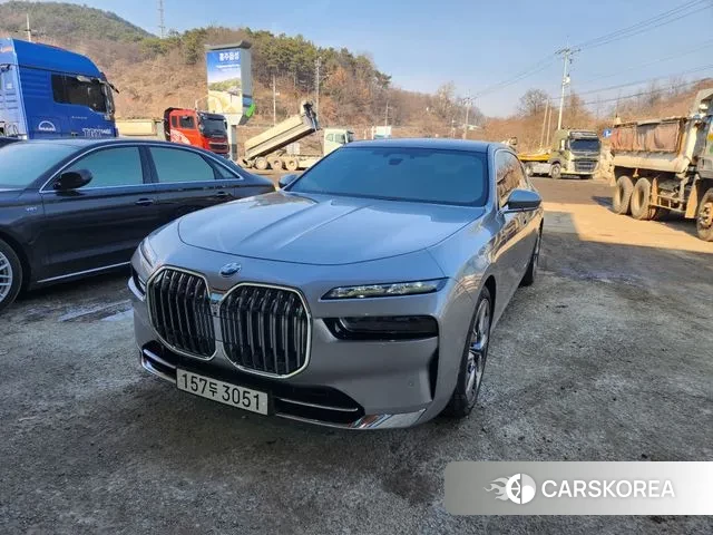 BMW 7 Series (G70) 2023 Серебристо-серый из Кореи