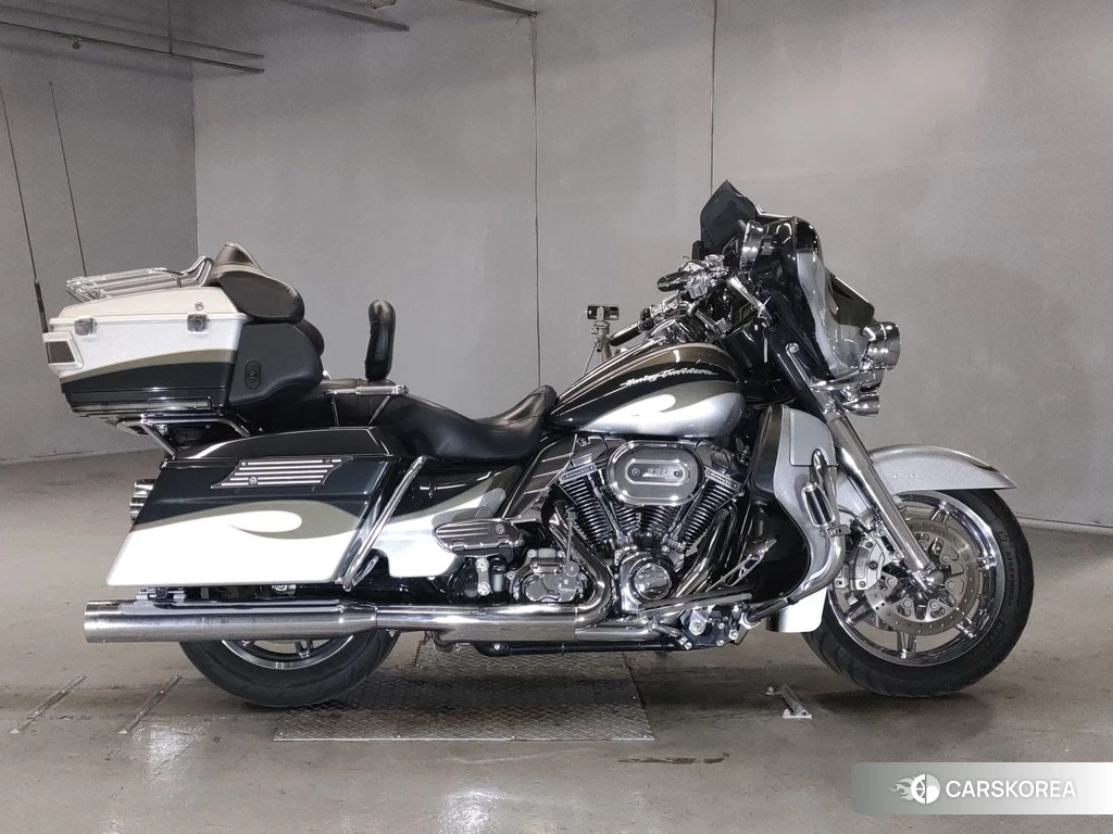 Проданный Harley-Davidson Electra Glide FLHTCUSE1800 CVO 2013 из Японии, фото 2