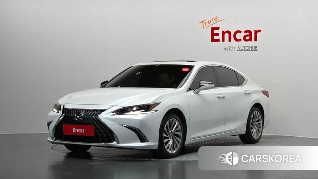 Lexus ES300h 7th generation 2023 Белый из Кореи