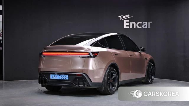 Tesla Model Y 2025 Золотой из Кореи