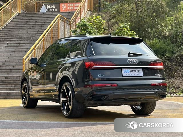 Audi Q7 2021 Черный из Китая