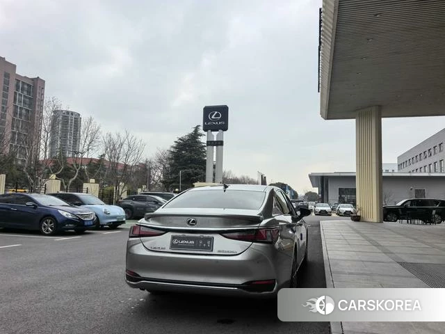 Lexus ES 2024 Серебристо-серый из Китая