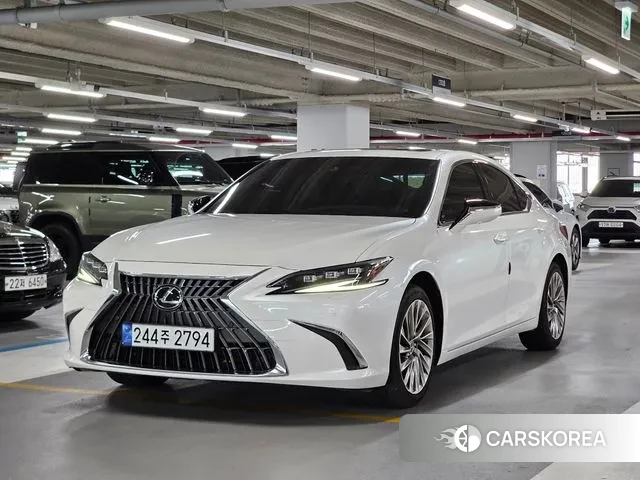 Lexus ES300h 7th generation 2024 Белый из Кореи